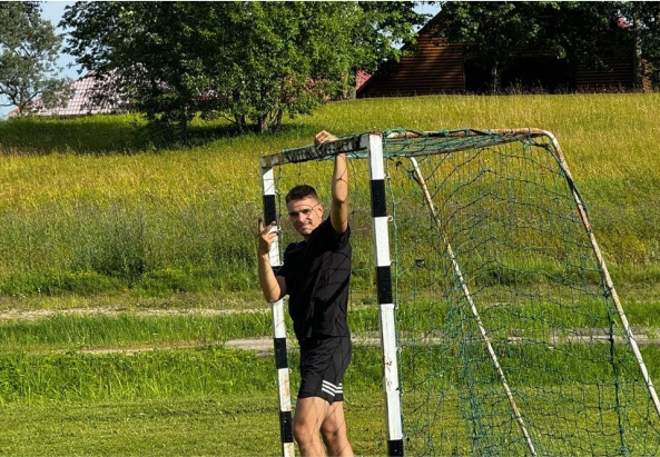 A goalkeeper waiting for the shot